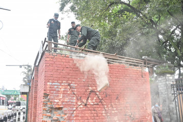 काठमाडौं महानगरले भत्कायो भोटाहिटीको अण्डरपासमाथि बनाइएका अवैध संरचना (फोटो फिचर)